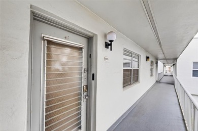 Welcome home to Kings Point in Delray Beach. This bright 1 on Kings Point Golf -Flanders Way in Florida - for sale on GolfHomes.com, golf home, golf lot