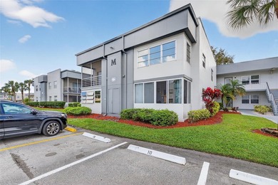 Welcome home to Kings Point in Delray Beach. This bright 1 on Kings Point Golf -Flanders Way in Florida - for sale on GolfHomes.com, golf home, golf lot