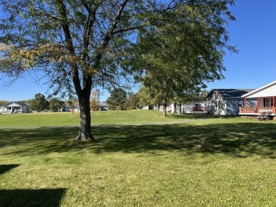 Welcome to this beautiful 4-bedroom, 2-bathroom mobile home on Golf Vista Estates Golf Course in Illinois - for sale on GolfHomes.com, golf home, golf lot