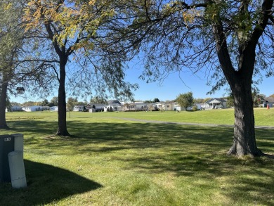 Welcome to this beautiful 4-bedroom, 2-bathroom mobile home on Golf Vista Estates Golf Course in Illinois - for sale on GolfHomes.com, golf home, golf lot