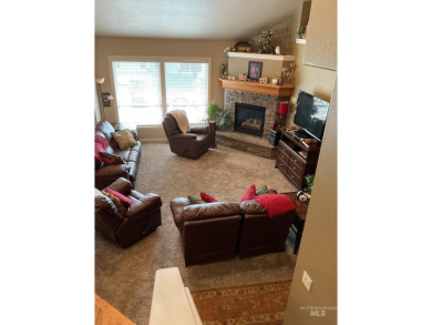 Custom home in prestigious Carriage Hill! Built by premier on Hunters Point Golf Club in Idaho - for sale on GolfHomes.com, golf home, golf lot