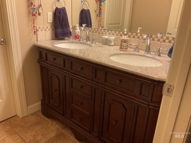 Custom home in prestigious Carriage Hill! Built by premier on Hunters Point Golf Club in Idaho - for sale on GolfHomes.com, golf home, golf lot