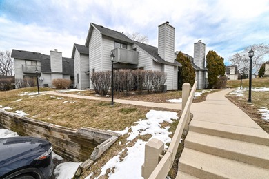 Welcome to this beautifully renovated 2-bedroom + loft, 2-bath on Heather Ridge Golf Club in Illinois - for sale on GolfHomes.com, golf home, golf lot