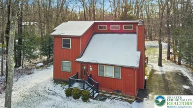 Charming and updated 3-bedroom, 2-bathroom home in an on Pocono Farms Country Club in Pennsylvania - for sale on GolfHomes.com, golf home, golf lot