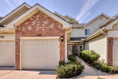 Welcome to Glendale Lakes.  This spacious 2 bedroom, 2 and a on Glendale Lakes Golf Club in Illinois - for sale on GolfHomes.com, golf home, golf lot