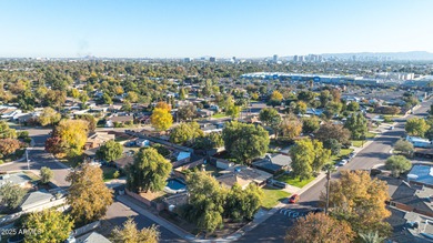 Beautifully updated 3 bed, 2 bath block home with a den on a on Palo Verde Golf Course in Arizona - for sale on GolfHomes.com, golf home, golf lot