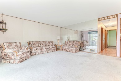 Well maintained and unique raised ranch!  You'll love the on Streamwood Oaks Golf Club in Illinois - for sale on GolfHomes.com, golf home, golf lot