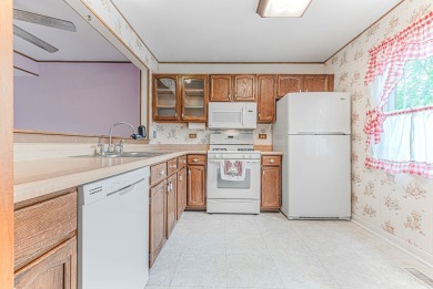 Well maintained and unique raised ranch!  You'll love the on Streamwood Oaks Golf Club in Illinois - for sale on GolfHomes.com, golf home, golf lot