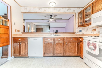 Well maintained and unique raised ranch!  You'll love the on Streamwood Oaks Golf Club in Illinois - for sale on GolfHomes.com, golf home, golf lot