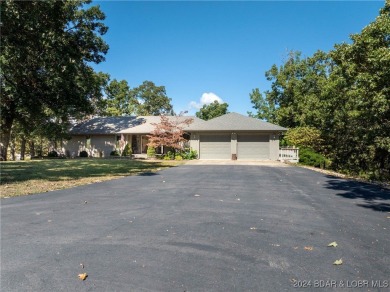 This spacious and inviting home, perfect for entertaining, sits on Indian Rock Golf Club in Missouri - for sale on GolfHomes.com, golf home, golf lot