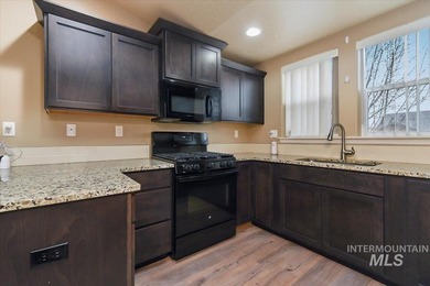 This inviting home features soaring vaulted ceilings upgraded on Hunters Point Golf Club in Idaho - for sale on GolfHomes.com, golf home, golf lot