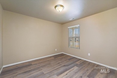 This inviting home features soaring vaulted ceilings upgraded on Hunters Point Golf Club in Idaho - for sale on GolfHomes.com, golf home, golf lot