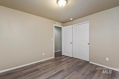 This inviting home features soaring vaulted ceilings upgraded on Hunters Point Golf Club in Idaho - for sale on GolfHomes.com, golf home, golf lot