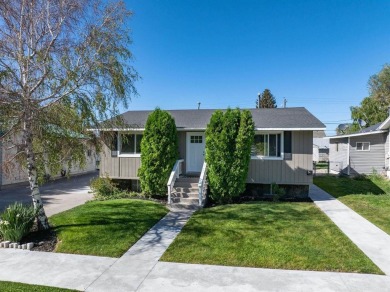 Don't miss this great investment opportunity! Duplex with lots on American Falls Golf Course in Idaho - for sale on GolfHomes.com, golf home, golf lot
