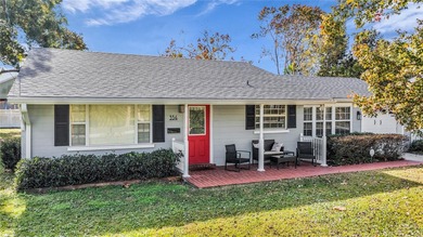 ABSOLUTELY FANTASTIC COLLEGE PARK BUNGALOW JUST LISTED! Located on Dubsdread Golf Course in Florida - for sale on GolfHomes.com, golf home, golf lot
