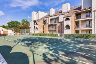 This spacious 2 bedroom, 2 bath condo with an open-concept on Royal Oaks Country Club in Texas - for sale on GolfHomes.com, golf home, golf lot
