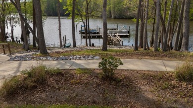 Waterfront on Lake Marion; a spacious, single level, 2BR/2BA on Santee-Cooper Country Club in South Carolina - for sale on GolfHomes.com, golf home, golf lot
