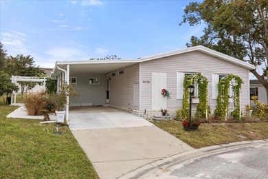 Rare opportunity in Zellwood Station! This 2-bedroom 1990 home on Zellwood Station Country Club in Florida - for sale on GolfHomes.com, golf home, golf lot