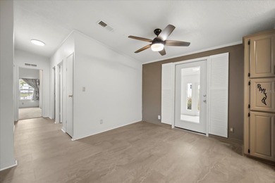 Rare opportunity in Zellwood Station! This 2-bedroom 1990 home on Zellwood Station Country Club in Florida - for sale on GolfHomes.com, golf home, golf lot