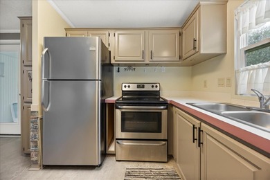 Rare opportunity in Zellwood Station! This 2-bedroom 1990 home on Zellwood Station Country Club in Florida - for sale on GolfHomes.com, golf home, golf lot