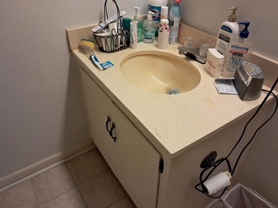 LARGE, SINGLE LEVEL HOME, SMALL PRICE!! This almost 2000 sq. ft on Cherokee Village North Course in Arkansas - for sale on GolfHomes.com, golf home, golf lot