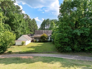 Charming home & great location in poplar Tanglewood subdivision on Tanglewood Shores Golf and Country Club in Virginia - for sale on GolfHomes.com, golf home, golf lot