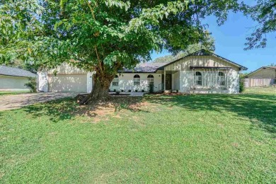 Stunning home with lots of space!  This 3 bedroom home has 2 on Duncan Golf and Country Club in Oklahoma - for sale on GolfHomes.com, golf home, golf lot