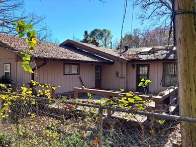 LARGE, SINGLE LEVEL HOME, SMALL PRICE!! This almost 2000 sq. ft on Cherokee Village North Course in Arkansas - for sale on GolfHomes.com, golf home, golf lot