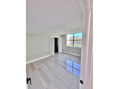 Impeccable 3BR/2BA corner unit in Palm-Aire! Completely on Palm-Aire Country Club and Resort - Palms in Florida - for sale on GolfHomes.com, golf home, golf lot