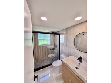 Impeccable 3BR/2BA corner unit in Palm-Aire! Completely on Palm-Aire Country Club and Resort - Palms in Florida - for sale on GolfHomes.com, golf home, golf lot