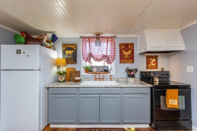 MUST SEE!!!  This lovely home is located on a 1.5-acre lot with on Duckers Lake Golf Course in Kentucky - for sale on GolfHomes.com, golf home, golf lot