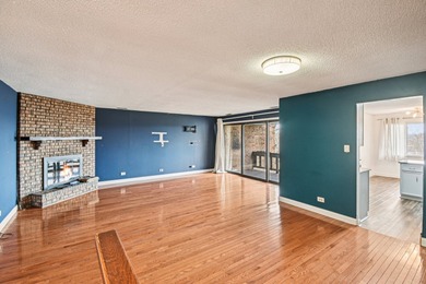 Welcome home to this well-maintained 2-bedroom, 2-bath condo in on Oak Hills Country Club in Illinois - for sale on GolfHomes.com, golf home, golf lot