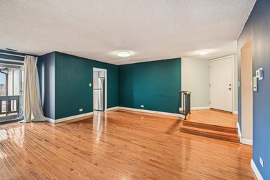 Welcome home to this well-maintained 2-bedroom, 2-bath condo in on Oak Hills Country Club in Illinois - for sale on GolfHomes.com, golf home, golf lot