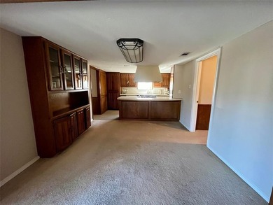 Welcome to this inviting 3-bed, 2.5-bath home located at 507 Fox on Wright Park Municipal Golf Course in Texas - for sale on GolfHomes.com, golf home, golf lot