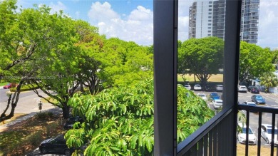 Aventura: Remodeled 1 bedroom, 1+ 1/2-baths apt., porcelain and on Turnberry Isle Resort and Club in Florida - for sale on GolfHomes.com, golf home, golf lot