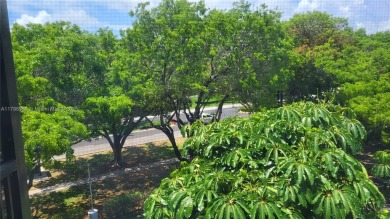 Aventura: Remodeled 1 bedroom, 1+ 1/2-baths apt., porcelain and on Turnberry Isle Resort and Club in Florida - for sale on GolfHomes.com, golf home, golf lot
