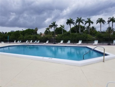 Aventura: Remodeled 1 bedroom, 1+ 1/2-baths apt., porcelain and on Turnberry Isle Resort and Club in Florida - for sale on GolfHomes.com, golf home, golf lot