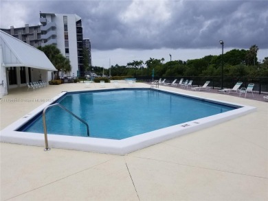 Aventura: Remodeled 1 bedroom, 1+ 1/2-baths apt., porcelain and on Turnberry Isle Resort and Club in Florida - for sale on GolfHomes.com, golf home, golf lot