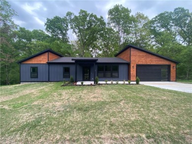 This modern home is not your average build! Featuring an on Bella Vista Country Club - Highlands in Arkansas - for sale on GolfHomes.com, golf home, golf lot