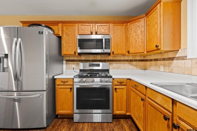 Welcome to this beautifully maintained 2-bedroom, 2-bathroom on Pinecrest Country Club in Texas - for sale on GolfHomes.com, golf home, golf lot