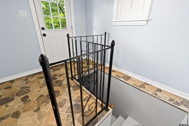 Welcome to this beautifully maintained 2-bedroom, 2-bathroom on Pinecrest Country Club in Texas - for sale on GolfHomes.com, golf home, golf lot