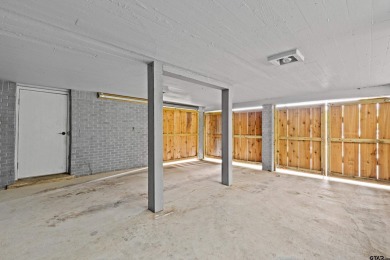 Welcome to this beautifully maintained 2-bedroom, 2-bathroom on Pinecrest Country Club in Texas - for sale on GolfHomes.com, golf home, golf lot