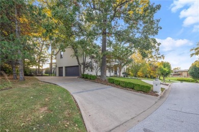 Gorgeous Pinnacle Home! Renovated 4 Bed/3.5 Bath home w/formal on Pinnacle Country Club in Arkansas - for sale on GolfHomes.com, golf home, golf lot