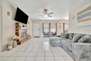 Charming fully furnished Bradenton home featuring 2 bedrooms, 1 on Bradenton Country Club in Florida - for sale on GolfHomes.com, golf home, golf lot