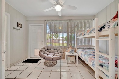 Charming fully furnished Bradenton home featuring 2 bedrooms, 1 on Bradenton Country Club in Florida - for sale on GolfHomes.com, golf home, golf lot