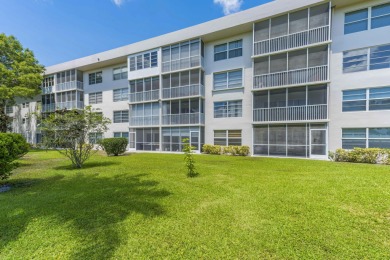 Spacious and bright 3 bedrooms 2 bathrooms condo located in the on Palm-Aire Country Club and Resort - Palms in Florida - for sale on GolfHomes.com, golf home, golf lot