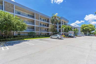 Spacious and bright 3 bedrooms 2 bathrooms condo located in the on Palm-Aire Country Club and Resort - Palms in Florida - for sale on GolfHomes.com, golf home, golf lot