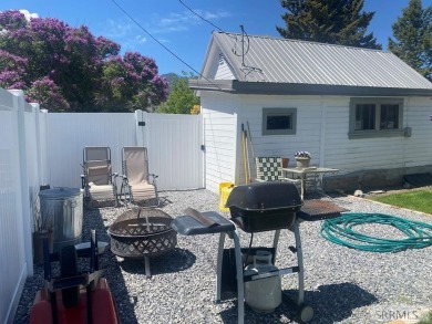 Attractive home in a great location in Mackay, ID. This charming on River Park Golf Course and RV Pk in Idaho - for sale on GolfHomes.com, golf home, golf lot