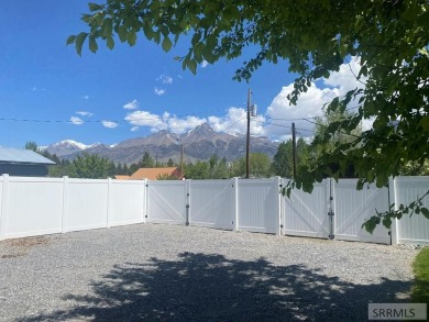 Attractive home in a great location in Mackay, ID. This charming on River Park Golf Course and RV Pk in Idaho - for sale on GolfHomes.com, golf home, golf lot