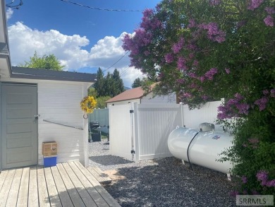Attractive home in a great location in Mackay, ID. This charming on River Park Golf Course and RV Pk in Idaho - for sale on GolfHomes.com, golf home, golf lot